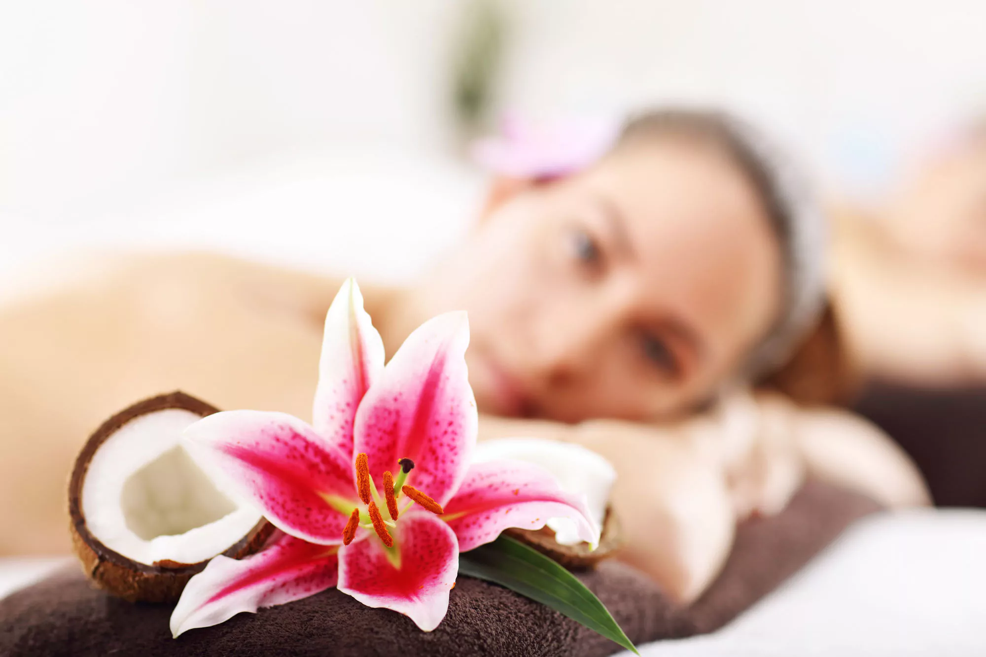 Picture of two beautiful women getting massage in spa masaje-flor.jpg